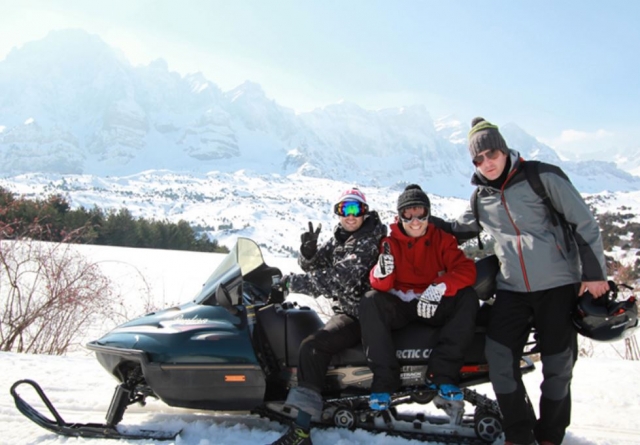  Freunde mit dem Schneemobil 